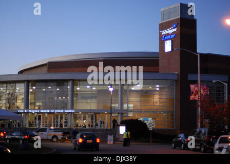 22. Oktober 2010 - Lowell, Massachusetts, Vereinigte Staaten von Amerika - Umass Lowell, Fluss Falken Eishockey eine beeindruckende Überstunden zog gewinnen, 5: 4 gegen Providence College Brüder. (Kredit-Bild: © Jim Melito/Southcreek Global/ZUMApress.com) Stockfoto