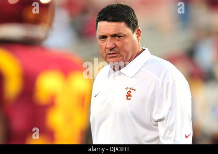 Los Angeles, CA, USA. 30. November 2013. USC Trojans Kopf Trainer Ed Orgeron vor dem NCAA Football-Spiel zwischen den UCLA Bruins und die USC Trojans am Kolosseum in Los Angeles, California.Louis Lopez/CSM/Alamy Live News Stockfoto