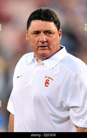 Los Angeles, CA, USA. 30. November 2013. USC Trojans Kopf Trainer Ed Orgeron vor dem NCAA Football-Spiel zwischen den UCLA Bruins und die USC Trojans am Kolosseum in Los Angeles, California.Louis Lopez/CSM/Alamy Live News Stockfoto