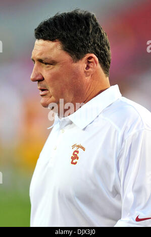 Los Angeles, CA, USA. 30. November 2013. USC Trojans Kopf Trainer Ed Orgeron vor dem NCAA Football-Spiel zwischen den UCLA Bruins und die USC Trojans am Kolosseum in Los Angeles, California.Louis Lopez/CSM/Alamy Live News Stockfoto