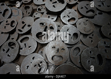 Menashe Kadishmans "Fallen Leaves" Ausstellung im Inneren des jüdischen Museums in Berlin, Deutschland. Stockfoto