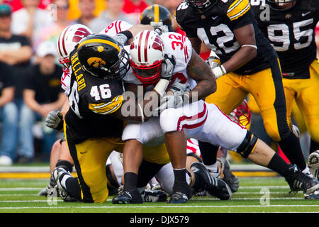 23. Oktober 2010 - Iowa City, Iowa, Vereinigte Staaten von Amerika - Iowa Hawkeyes defensive Tackle Christian Ballard #46 senkt Wisconsin Badgers Runningback John Clay #32 in einem NCAA Football zwischen die Iowa Hawkeyes und Wisconsin Badgers Spiel am 23. Oktober 2010 im Kinnick Stadium in Iowa City, IA (Credit-Bild: © Louis Brems/Southcreek Global/ZUMApress.com) Stockfoto