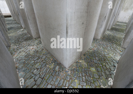 Stein-Säulen im Garten des Exils, Teil des jüdischen Museums in Berlin, Deutschland. Stockfoto