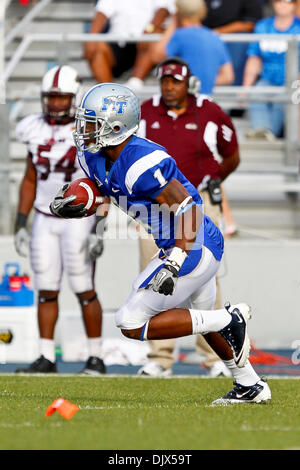 23. Oktober 2010 gibt einen Punt bei Floyd Stadium - Murfreesboro, Tennessee, Vereinigte Staaten von Amerika - Middle Tennessee Blue Raiders Sicherheit Eric Russell (1) zurück. Mittlere Tennessee Blue Raiders führt Louisiana Monroe Warhawks im halben 28-3 (Credit-Bild: © Allan Wagner/Southcreek Global/ZUMApress.com) Stockfoto