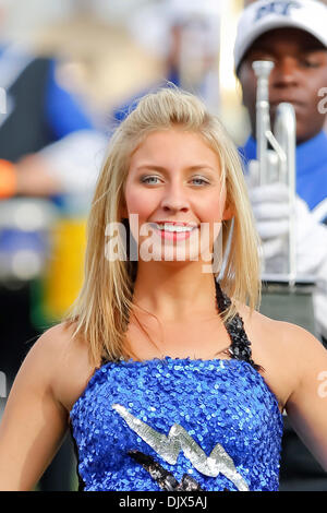 23. Oktober 2010 - Murfreesboro, Tennessee, Vereinigte Staaten von Amerika - Middle Tennessee Blue Raiders Cheerleader bei Floyd Stadium. Mittlere Tennessee Blue Raiders besiegten Louisiana Monroe Warhawks 38-10 (Credit-Bild: © Allan Wagner/Southcreek Global/ZUMApress.com) Stockfoto