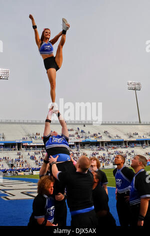 23. Oktober 2010 durchführen - Murfreesboro, Tennessee, Vereinigte Staaten von Amerika - Middle Tennessee Blue Raiders Cheerleader vor dem Spiel bei Floyd Stadium. Mittlere Tennessee Blue Raiders besiegten Louisiana Monroe Warhawks 38-10 (Credit-Bild: © Allan Wagner/Southcreek Global/ZUMApress.com) Stockfoto