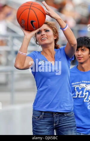 23. Oktober 2010 - Murfreesboro, Tennessee, Vereinigte Staaten von Amerika - Basketball-Spiel in der Endzone während eines Fußballspiels im Floyd Stadium. Mittlere Tennessee Blue Raiders besiegten Louisiana Monroe Warhawks 38-10 (Credit-Bild: © Allan Wagner/Southcreek Global/ZUMApress.com) Stockfoto