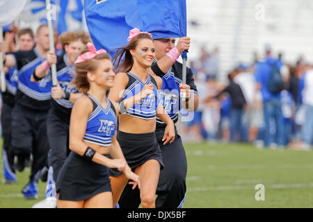 23. Oktober 2010 führen das Team von Floyd Stadium - Murfreesboro, Tennessee, Vereinigte Staaten von Amerika - Middle Tennessee Blue Raiders Cheerleader. Mittlere Tennessee Blue Raiders besiegten Louisiana Monroe Warhawks 38-10 (Credit-Bild: © Allan Wagner/Southcreek Global/ZUMApress.com) Stockfoto