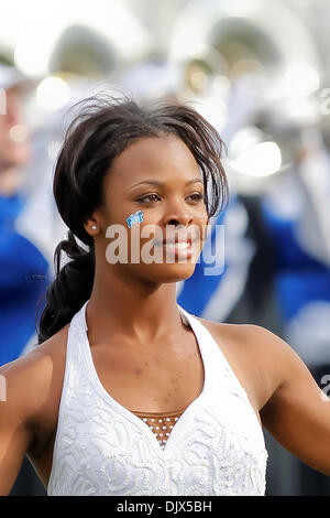 23. Oktober 2010 - Murfreesboro, Tennessee, Vereinigte Staaten von Amerika - Middle Tennessee Blue Raiders Cheerleader bei Floyd Stadium. Mittlere Tennessee Blue Raiders besiegten Louisiana Monroe Warhawks 38-10 (Credit-Bild: © Allan Wagner/Southcreek Global/ZUMApress.com) Stockfoto