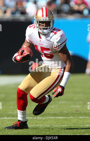 24. Oktober 2010; San Francisco 49ers Wide Receiver Michael Crabtree (15) wird die Ecke bei Bank of America Stadium in Charlotte, North Carolina. Bei der Hälfte ist es eine 10 / 10/Krawatte... Jim Dedmon/CSM(Credit Image: © Jim Dedmon/Cal Sport Media/ZUMApress.com) Stockfoto