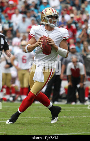 24. Oktober 2010; San Francisco 49ers Quarterback, die David Carr (5) sinkt wieder passieren bei Bank of America Stadium in Charlotte, North Carolina. Carolina holt seinen ersten Sieg 23-21 über die 49ers... Jim Dedmon/CSM(Credit Image: © Jim Dedmon/Cal Sport Media/ZUMApress.com) Stockfoto