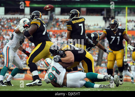 24. Oktober 2010 - Miami Gardens, FL - Florida, USA - Vereinigte Staaten - 102410 (Allen Eyestone/The Palm Beach Post) MIAMI GARDENS, FL SUN LIFE STADIUM. . Pittsburgh Steelers Vs Miami Dolphins... Pittsburgh Steelers-Quarterback Ben Roethlisberger (7) wird unter Druck gesetzt, während immer einen Pass Weg im zweiten Quartal. (Kredit-Bild: © Palm Beach-Post/ZUMApress.com) Stockfoto