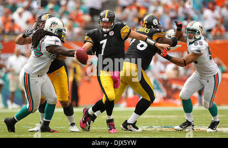 24. Oktober 2010 - Miami Gardens, FL - Florida, USA - Vereinigte Staaten - 102410 (Allen Eyestone/The Palm Beach Post) MIAMI GARDENS, FL SUN LIFE STADIUM. . Pittsburgh Steelers Vs Miami Dolphins... Pittsburgh Steelers-quarterback Ben Roethlisberger (7) Kämpfe durch die Linie vor auf Dritte Down vorgegangen. (Kredit-Bild: © Palm Beach-Post/ZUMApress.com) Stockfoto