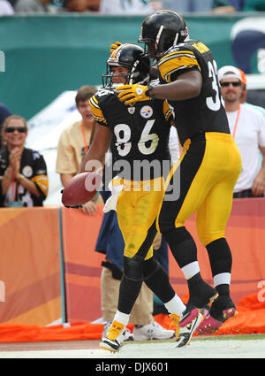 24. Oktober 2010 - Miami Gardens, FL - Florida, USA - Vereinigte Staaten - 102410 (Allen Eyestone/The Palm Beach Post) MIAMI GARDENS, FL SUN LIFE STADIUM. . Pittsburgh Steelers Vs Miami Dolphins... Pittsburgh Steelers Wide Receiver Hines Ward (86) und Pittsburgh Steelers Runningback Isaac Redman (33) feiert Stationen Touchdown. (Kredit-Bild: © Palm Beach-Post/ZUMApress.com) Stockfoto