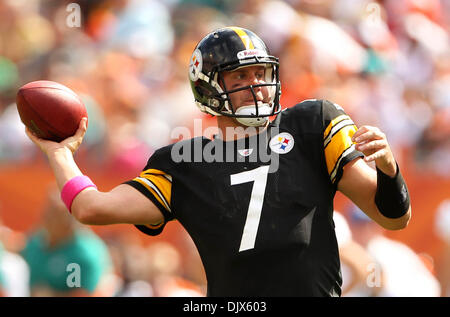 24. Oktober 2010 - Miami Gardens, FL - Florida, USA - Vereinigte Staaten - 102410 (Allen Eyestone/The Palm Beach Post) MIAMI GARDENS, FL SUN LIFE STADIUM. . Pittsburgh Steelers Vs Miami Dolphins... Pittsburgh Steelers-Quarterback Ben Roethlisberger (7) Tropfen zurück um zu übergeben. (Kredit-Bild: © Palm Beach-Post/ZUMApress.com) Stockfoto