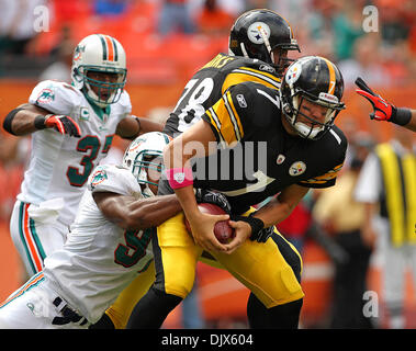 24. Oktober 2010 - Miami Gardens, FL - Florida, USA - Vereinigte Staaten - 102410 (Allen Eyestone/The Palm Beach Post) MIAMI GARDENS, FL SUN LIFE STADIUM. . Pittsburgh Steelers Vs Miami Dolphins... Pittsburgh Steelers-Quarterback Ben Roethlisberger (7) wird der Ball von Miami Dolphins Linebacker Cameron Wake (91) im ersten Quartal entzogen. (Kredit-Bild: © Palm Beach Post/ZUMApress.c Stockfoto