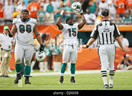 24. Oktober 2010 - Miami Gardens, FL - Florida, USA - Vereinigte Staaten - 102410 (Allen Eyestone/The Palm Beach Post) MIAMI GARDENS, FL SUN LIFE STADIUM. . Pittsburgh Steelers Vs Miami Dolphins... Miami Dolphins defensive end Paul Soliai (96) und Miami Dolphins breiter Empfänger Davone Bess (15) reagieren auf Beamte Urteil auf Pittsburgh Steelers-quarterback Ben Roethlisberger (7) Tasten in der fo Stockfoto