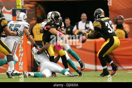 24. Oktober 2010 - Miami Gardens, FL, USA - Vereinigte Staaten - 102410 (Jennifer Cecil/The Palm Beach Post) Miami Gardens Ã "Pittsburgh Steelers-quarterback Ben Roethlisberger (7) Versuche, den Ball zu Pittsburgh Steelers Runningback Isaac Redman (33) Sonntag im Sun Life Stadium verschenken. Das Ergebnis war ein Tasten geben die Delfine ihre zweite Fumble Recovery des Spiels. Die Steelers Stockfoto