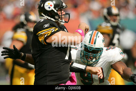 24. Oktober 2010 - Miami Gardens, FL, USA - Vereinigte Staaten - 102410 (Jennifer Cecil/The Palm Beach Post) Miami Gardens Ã "Pittsburgh Steelers-Quarterback Ben Roethlisberger (7) fast durch Miami Dolphins Linebacker Cameron Wake (91) Sonntag im Sun Life Stadium entlassen ist. Die Steelers besiegte die Delphine 23-22. (Kredit-Bild: © Palm Beach-Post/ZUMApress.com) Stockfoto