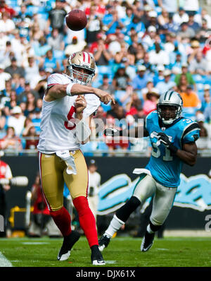 24. Oktober 2010 - Charlotte, North Carolina, Vereinigte Staaten von Amerika - San Francisco 49ers quarterback David Carr (5) Durchführungen heraus auf die Wohnung. Die Panthers schlagen die 49er 23-20 bei Bank of America Stadium, Charlotte NC. (Kredit-Bild: © Mark Abbott/Southcreek Global/ZUMApress.com) Stockfoto