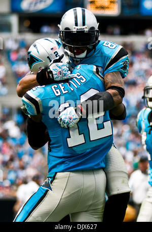 24. Oktober 2010 feiert - Charlotte, North Carolina, Vereinigte Staaten von Amerika - Carolina Panthers Wide Receiver Steve Smith (89) Touchdown mit Carolina Panthers Wide Receiver David Gettis (12). Die Panthers schlagen die 49er 23-20 bei Bank of America Stadium, Charlotte NC. (Kredit-Bild: © Mark Abbott/Southcreek Global/ZUMApress.com) Stockfoto
