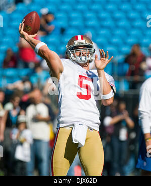 24. Oktober 2010 - Charlotte, North Carolina, Vereinigte Staaten von Amerika - San Francisco 49ers quarterback David Carr (5) wirft während Warm Ups. Die Panthers schlagen die 49er 23-20 bei Bank of America Stadium, Charlotte NC. (Kredit-Bild: © Mark Abbott/Southcreek Global/ZUMApress.com) Stockfoto