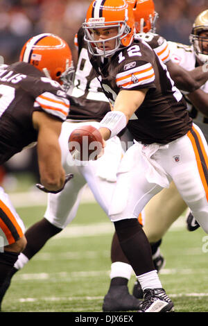 24. Oktober 2010: Cleveland Browns quarterback Colt McCoy (12) während der Spielaktion zwischen den New Orleans Saints und den Cleveland Browns an der Louisiana Superdome in New Orleans, Louisiana.  Browns gewinnen 30-17. (Kredit-Bild: © Donald Seite/Southcreek Global/ZUMApress.com) Stockfoto