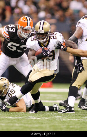 24. Oktober 2010: New Orleans Saints Runningback Chris Ivory (29) läuft der Ball im Spiel Action zwischen den New Orleans Saints und den Cleveland Browns an der Louisiana Superdome in New Orleans, Louisiana.  Browns gewinnen 30-17. (Kredit-Bild: © Donald Seite/Southcreek Global/ZUMApress.com) Stockfoto
