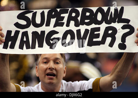 24. Oktober 2010: A New Orleans Saints Fan zeigt ein Zeichen der Frustration während der Spielaktion zwischen den New Orleans Saints und den Cleveland Browns im Louisiana Superdome in New Orleans, Louisiana.  Browns gewinnen 30-17. (Kredit-Bild: © Donald Seite/Southcreek Global/ZUMApress.com) Stockfoto