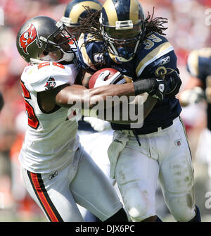 24. Oktober 2010 - Tampa, FL - BRENDAN FITTERER |  Times.TP 328128 FITT bucs 3 (24.10.2010 TAMPA) Steven Jackson (39) stürmt für 12 Yards als Sicherheits-Tampa Bay Buccaneers Sean Jones (26) versucht, ihn erziehen 1. und Ziel für die Rams im zweiten Quartal zu stoppen... Zusammenfassung: Tampa Bay Buccaneers gegen St. Louis Rams im Raymond James Stadium in Tampa, Fl... BRENDAN FITTERER |  Zeiten (Credi Stockfoto