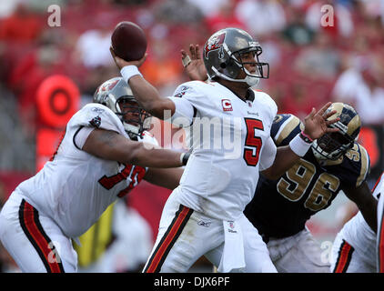 24. Oktober 2010 - Tampa, FL - BRENDAN FITTERER |  Times.TP 328128 FITT bucs 9 (24.10.2010 TAMPA) Tampa Bay Buccaneers quarterback Josh Freeman (5) Pässe unter Druck von James Hall (96) im vierten Quartal... Zusammenfassung: Tampa Bay Buccaneers gegen St. Louis Rams im Raymond James Stadium in Tampa, Fl... BRENDAN FITTERER |  Zeiten (Kredit-Bild: © St. Petersburg Times/ZUMApress.com) Stockfoto