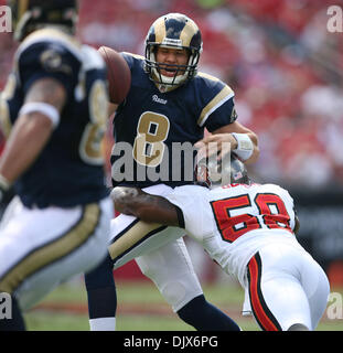 24. Oktober 2010 - Tampa, FL - BRENDAN FITTERER |  Times.TP 328128 FITT bucs 16 (24.10.2010 TAMPA) Tampa Bay Buccaneers Linebacker Quincy schwarz (58) liefert erste Quartal Druck auf Sam Bradford (8) zwang ihn zu einem unvollständigen pass... Zusammenfassung: Tampa Bay Buccaneers gegen St. Louis Rams im Raymond James Stadium in Tampa, Fl... BRENDAN FITTERER |  Zeiten (Kredit-Bild: © St. Petersburg Times Stockfoto