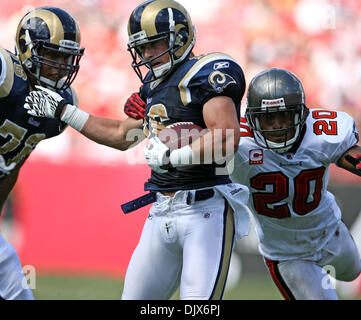 24. Oktober 2010 - Tampa, FL - BRENDAN FITTERER |  Times.TP 328128 FITT bucs 17 (24.10.2010 TAMPA) Tampa Bay Buccaneers Cornerback Ronde Barber (20) greift Danny Amendola (16) im zweiten Quartal... Zusammenfassung: Tampa Bay Buccaneers gegen St. Louis Rams im Raymond James Stadium in Tampa, Fl... BRENDAN FITTERER |  Zeiten (Kredit-Bild: © St. Petersburg Times/ZUMApress.com) Stockfoto