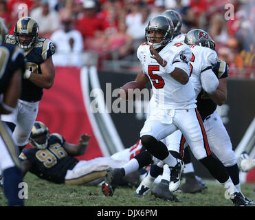 24. Oktober 2010 - Tampa, FL - BRENDAN FITTERER |  Times.TP 328128 FITT bucs 6 (24.10.2010 TAMPA) Tampa Bay Buccaneers quarterback Josh Freeman (5) klettert herauf die Mitte für 8 Yards auf die Bucs endgültige Wertung fahren... Zusammenfassung: Tampa Bay Buccaneers gegen St. Louis Rams im Raymond James Stadium in Tampa, Fl... BRENDAN FITTERER |  Zeiten (Kredit-Bild: © St. Petersburg Times/ZUMApress.com) Stockfoto