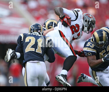 24. Oktober 2010 - Tampa, FL - BRENDAN FITTERER |  Times.TP 328128 FITT bucs 10 (24.10.2010 TAMPA) Tampa Bay Buccaneers durchzogen wieder LeGarrette Blount (27) Laufwerke die Rams Defene im dritten Quartal wie er hit (21) Oshiomogho Atogwe und (53) Na'il Diggs... Zusammenfassung: Tampa Bay Buccaneers gegen St. Louis Rams im Raymond James Stadium in Tampa, Fl... BRENDAN FITTERER |  Mal () Stockfoto
