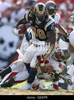 24. Oktober 2010 - Tampa, FL - BRENDAN FITTERER |  Times.TP 328128 FITT bucs 12 (24.10.2010 TAMPA) Tampa Bay Buccaneers Sicherheit Sabby Piscitelli (21) versucht Steven Jackson auf einem vierten Quartal führen zu hängen, um... Zusammenfassung: Tampa Bay Buccaneers gegen St. Louis Rams im Raymond James Stadium in Tampa, Fl... BRENDAN FITTERER |  Zeiten (Kredit-Bild: © St. Petersburg Times/ZUMApress.com) Stockfoto