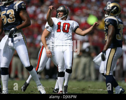 24. Oktober 2010 - Tampa, FL - BRENDAN FITTERER |  Times.TP 328128 FITT bucs 15 (24.10.2010 TAMPA) Tampa Bay Buccaneers Ort Kicker Connor Barth (10) Uhren sein erste Feld Tor des Tages durch den Pfosten... Zusammenfassung: Tampa Bay Buccaneers gegen St. Louis Rams im Raymond James Stadium in Tampa, Fl... BRENDAN FITTERER |  Zeiten (Kredit-Bild: © St. Petersburg Times/ZUMApress.com) Stockfoto