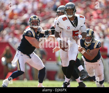 24. Oktober 2010 - Tampa, FL - BRENDAN FITTERER |  Times.TP 328128 FITT bucs 20 (24.10.2010 TAMPA) Tampa Bay Buccaneers quarterback Josh Freeman (5) Pässe unter Druck, Tampa Bay Buccaneers Wide Receiver Sammie Stroughter (18) im zweiten Quartal... Zusammenfassung: Tampa Bay Buccaneers gegen St. Louis Rams im Raymond James Stadium in Tampa, Fl... BRENDAN FITTERER |  Zeiten (Bild Kredit: Stockfoto