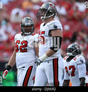 24. Oktober 2010 - Tampa, FL - BRENDAN FITTERER |  Times.TP 328128 FITT bucs 18 (24.10.2010 TAMPA) Ted Larsen reagiert auf eine dritte Quartal Holding Strafe auf ihn, wie er neben Tampa Bay Buccaneers offensive Tackle Jeremy Trueblood (65) steht... Zusammenfassung: Tampa Bay Buccaneers gegen St. Louis Rams im Raymond James Stadium in Tampa, Fl... BRENDAN FITTERER |  Zeiten (Kredit-Bild: © St. Petersbur Stockfoto
