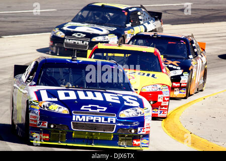 24. Oktober 2010 - führt Martinsville, Virginia, Vereinigte Staaten von Amerika - Jimmie Johnson #48 Kevin Harvick #29 und Denny Hamlin #11off der Jahrhundertwende während der NASCAR Sprint Cup TUMS Fast Relief 500. (Kredit-Bild: © Jack Tarr/Southcreek Global/ZUMApress.com) Stockfoto