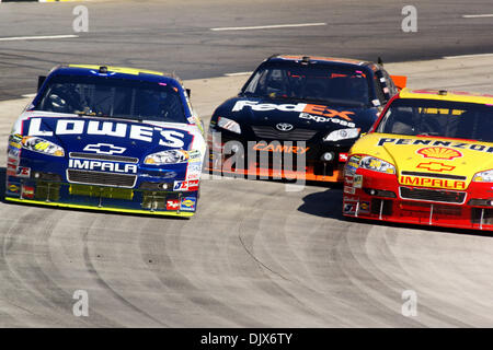 24. Oktober 2010 - führt Martinsville, Virginia, Vereinigte Staaten von Amerika - Jimmie Johnson #48 Kevin Harvick #29 und Denny Hamlin #11off der Jahrhundertwende während der NASCAR Sprint Cup TUMS Fast Relief 500. (Kredit-Bild: © Jack Tarr/Southcreek Global/ZUMApress.com) Stockfoto