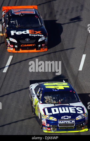 24. Oktober 2010 - führt Martinsville, Virginia, Vereinigte Staaten von Amerika - Jimmie Johnson #48 Denny Hamlin #11 in die Kurve während der NASCAR Sprint Cup TUMS Fast Relief 500. (Kredit-Bild: © Jack Tarr/Southcreek Global/ZUMApress.com) Stockfoto