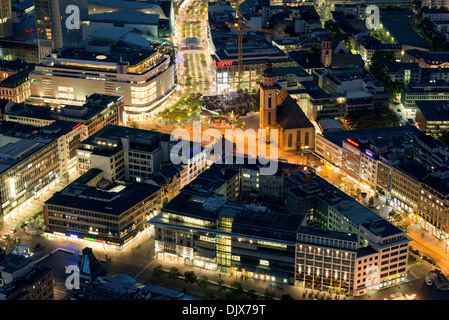 Eine erhöhte Nachtansicht der Geschäfte im Zentrum von Frankfurt Am Main, Deutschland. Stockfoto