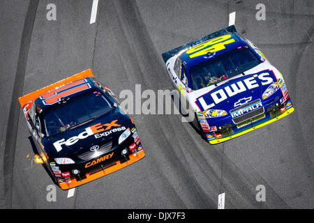 24. Oktober 2010 - Ridgeway, Virginia, Vereinigte Staaten von Amerika - Sprint-Cup-Serie Treiber Denny Hamlin #11 und Jimmie Johnson #48 kämpfen für Position, wie sie in Kurve eins während TUMS Fast Relief 500 auf dem Martinsville Speedway Kraft (Credit-Bild: © Anthony Barham/Southcreek Global/ZUMApress.com) Stockfoto
