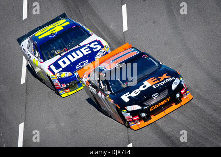 24. Oktober 2010 - Ridgeway, Virginia, Vereinigte Staaten von Amerika - Sprint-Cup-Serie Treiber Denny Hamlin #11 und Jimmie Johnson #48 kämpfen für Position, wie sie in Kurve eins während TUMS Fast Relief 500 auf dem Martinsville Speedway Kraft (Credit-Bild: © Anthony Barham/Southcreek Global/ZUMApress.com) Stockfoto