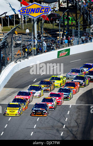 24. Oktober 2010 - Ridgeway, Virginia, Vereinigte Staaten von Amerika - Nascar Sprint Cup Series Tempo Auto Köpfe Grube Weg für den Start der TUMS Fast Relief 500 auf dem Martinsville Speedway (Credit-Bild: © Anthony Barham/Southcreek Global/ZUMApress.com) Stockfoto