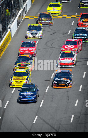 24. Oktober 2010 - Ridgeway, Virginia, Vereinigte Staaten von Amerika - Nascar Sprint Cup Series Tempo Auto führt das Feld auf der Vorderseite Strecken für den Beginn der TheTUMS Fast Relief 500 auf dem Martinsville Speedway (Credit-Bild: © Anthony Barham/Southcreek Global/ZUMApress.com) Stockfoto