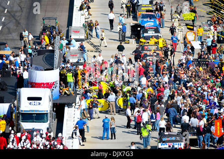 24. Oktober 2010 - Ridgeway, Virginia, Vereinigte Staaten von Amerika - Nascar Sprint Cup Series eingeführt die Treiber während Fans sie auf vor TUMS Fast Relief 500 auf dem Martinsville Speedway jubelten (Credit-Bild: © Anthony Barham/Southcreek Global/ZUMApress.com) Stockfoto