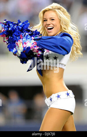 25. Oktober 2010 wie die New York Giants besiegen - Arlington, Texas, Vereinigte Staaten von Amerika - Mitglieder der Dallas Cowboys Cheerleaders während der Spielaktion ihre NFC East Rivalen die Dallas Cowboys 41-35 im Cowboys Stadium in Arlington, Texas. (Kredit-Bild: © Steven Leija/Southcreek Global/ZUMApress.com) Stockfoto