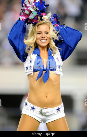 25. Oktober 2010 wie die New York Giants besiegen - Arlington, Texas, Vereinigte Staaten von Amerika - Mitglieder der Dallas Cowboys Cheerleaders während der Spielaktion ihre NFC East Rivalen die Dallas Cowboys 41-35 im Cowboys Stadium in Arlington, Texas. (Kredit-Bild: © Steven Leija/Southcreek Global/ZUMApress.com) Stockfoto